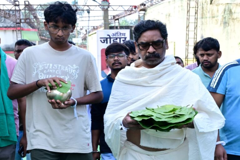 नेमरा में मुख्यमंत्री हेमंत सोरेन ने दिवंगत माता रूपी सोरेन के श्राद्ध कर्म की रस्म निभाई