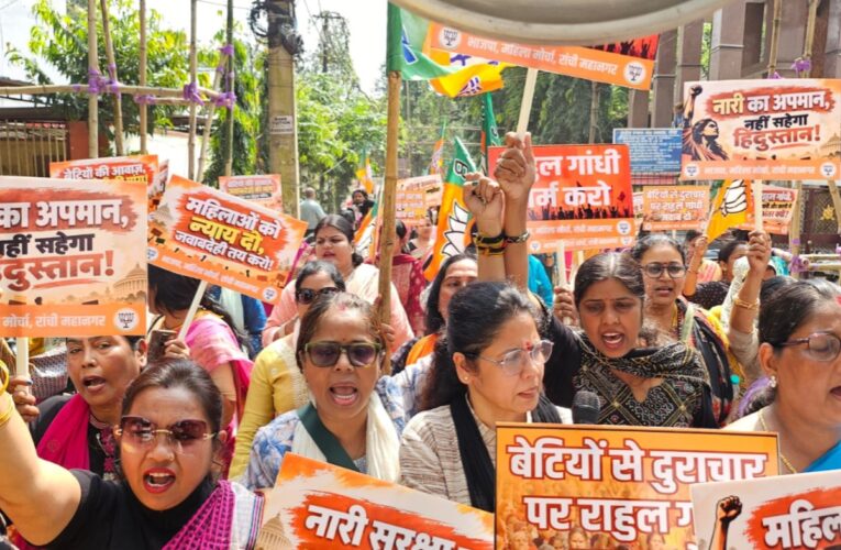 bjp-mahila-morcha-gheraoes-congress-bhavan