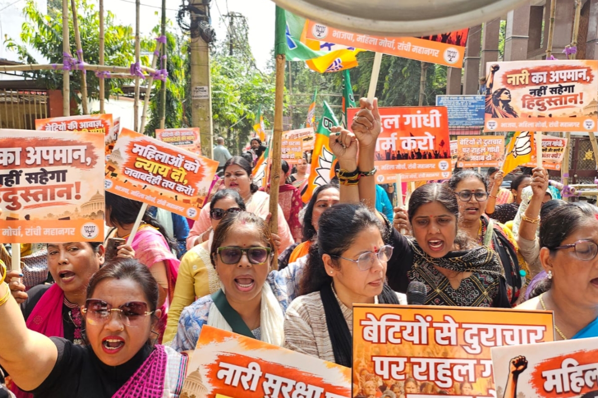 bjp-mahila-morcha-gheraoes-congress-bhavan