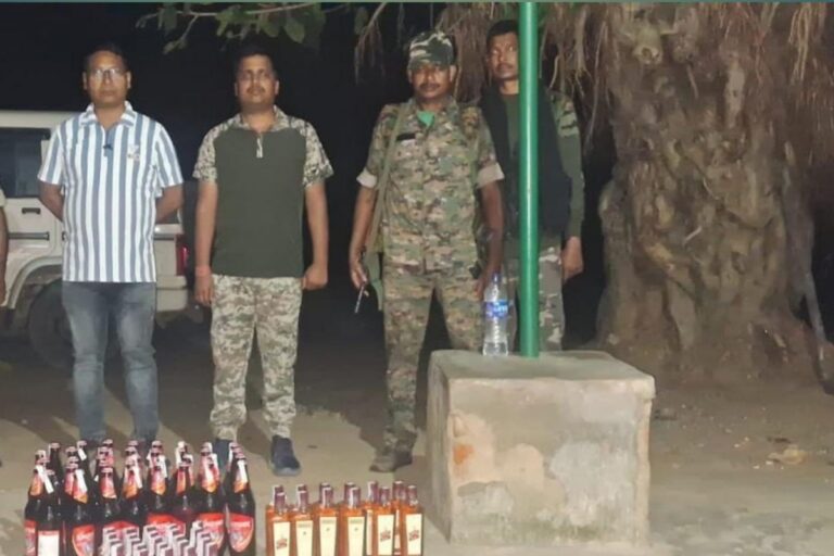 सिमडेगा: खालीजोर में ग्रामीणों ने पकड़ी बोलेरो, अवैध शराब परिवहन का आरोप