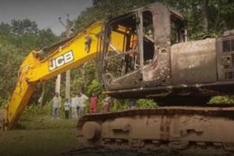 पश्चिमी सिंहभूम के टेबो में सड़क निर्माण में लगी JCB फूंकी, इलाके में दहशत