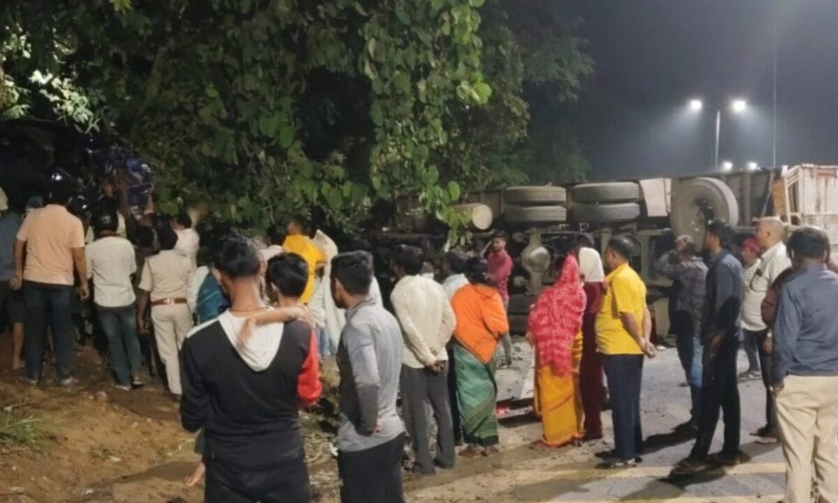 massive-accident-chuttupalu-valley-car-buried