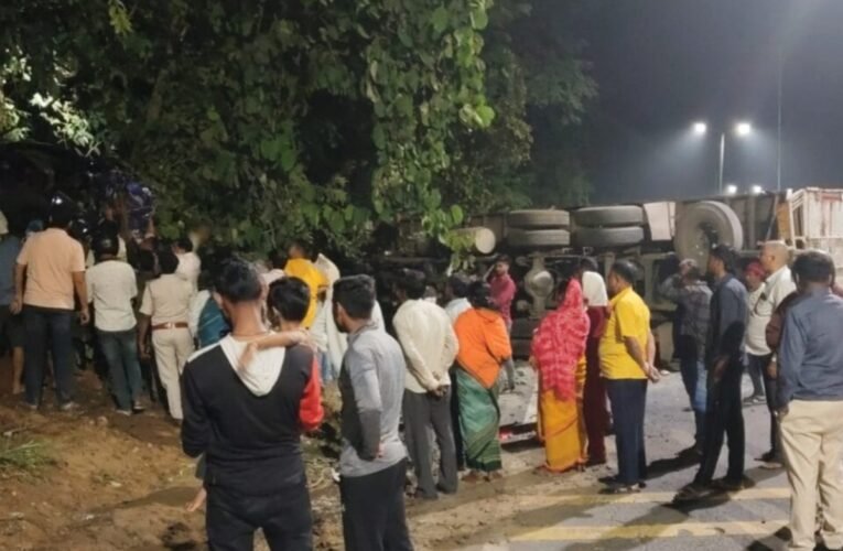 चुट्टूपालू घाटी में भीषण हादसा, कंटेनर के नीचे दबी कार; महिला समेत दो की मौत