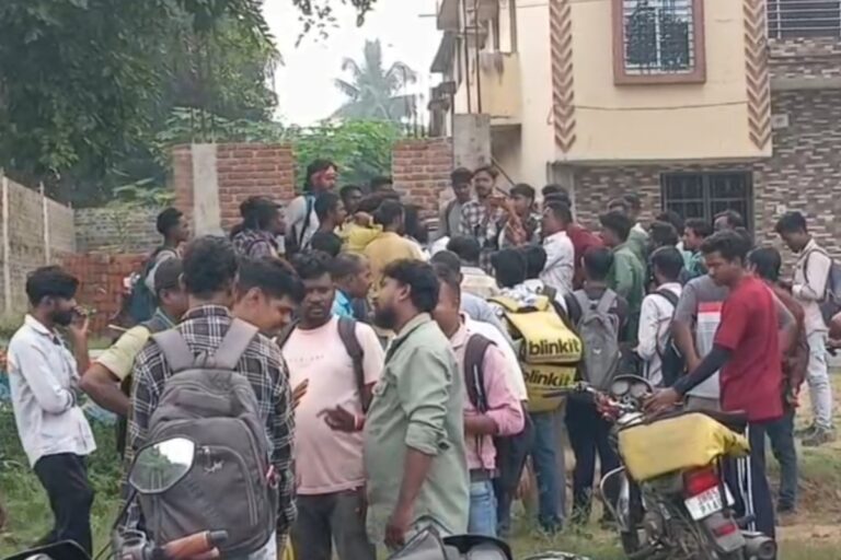 कम कमाई और सुविधाओं की कमी से नाराज ब्लिंकिट डिलीवरी वर्करों ने उठाई आवाज, बिरसानगर में जुटे 70 युवा