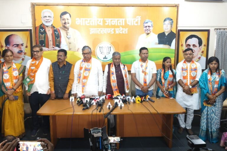खगेन महतो, परिंदा सिंह और कुमकुम देवी समेत कई नेताओं ने थामा भाजपा का दामन