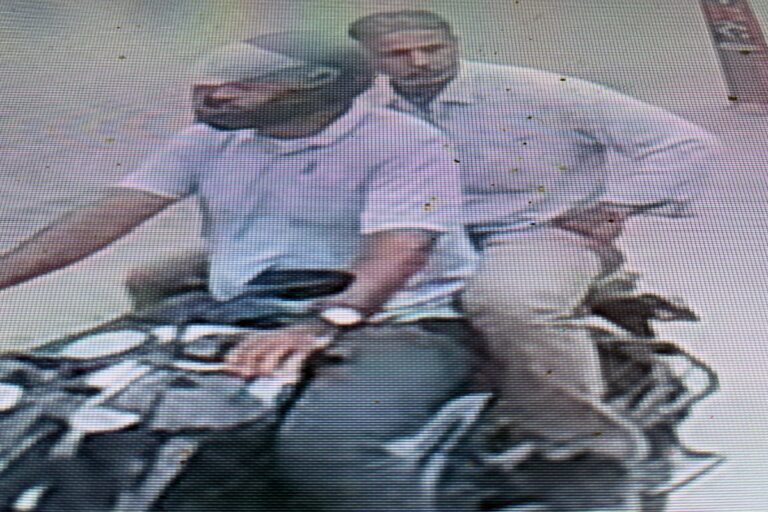 कोडरमा में फर्जी पुलिसकर्मियों से सावधान! सुरक्षा जांच के नाम पर उतरवा रहे सोने-चांदी के गहने