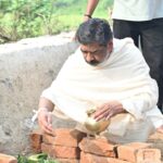 नेमरा में मां रूपी सोरेन के श्राद्धकर्म की रस्में निभा रहे मुख्यमंत्री हेमंत सोरेन chief-minister-hemant-soren-performing-shradh