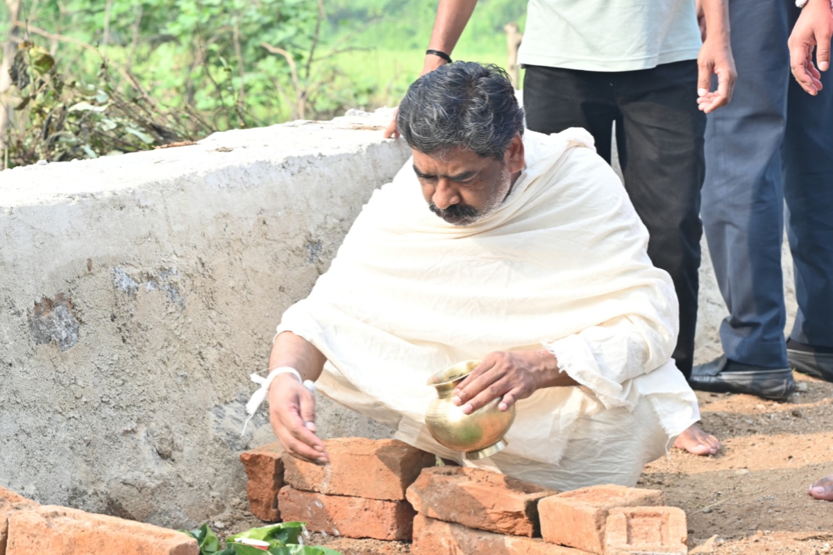 chief-minister-hemant-soren-performing-shradh