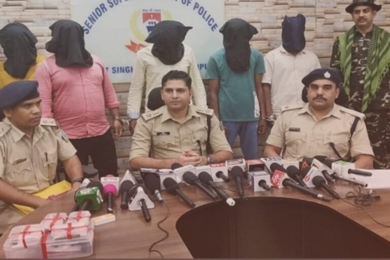 कदमा में रंगदारी के लिए हथियार रखने का आरोप, देसी कट्टा और पांच गोलियों के साथ पांच गिरफ्तार