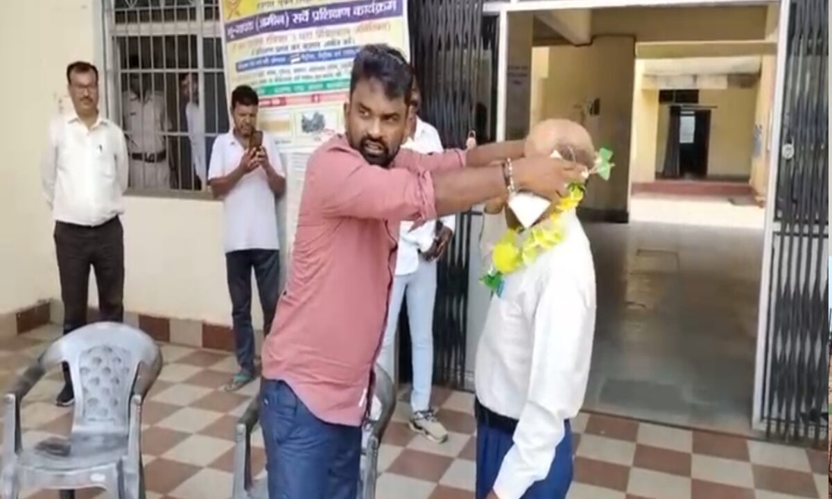 MLA garlands habitually late employees in Potka
