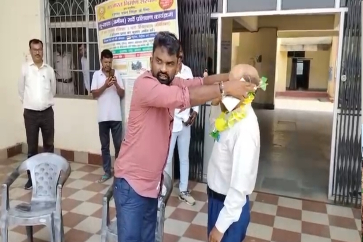 MLA garlands habitually late employees in Potka
