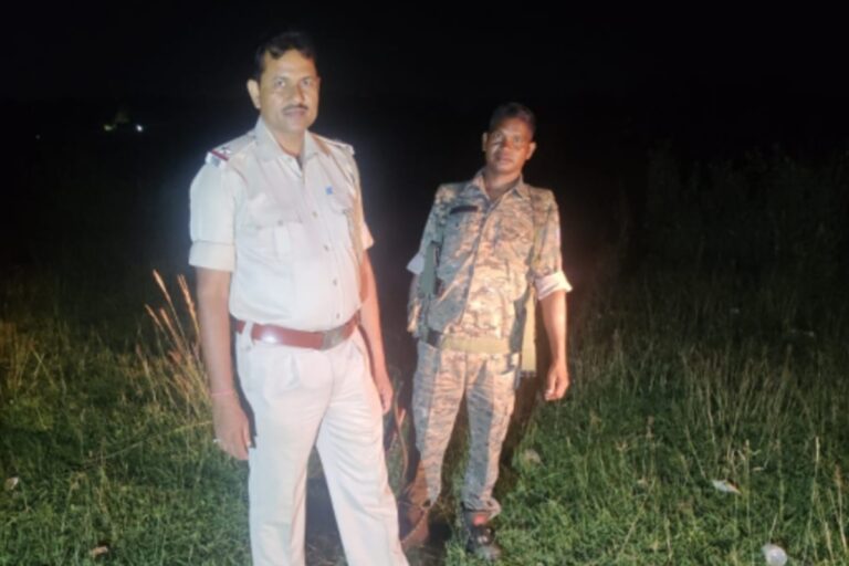 सिमडेगा में अवैध शराब के खिलाफ पुलिस का अभियान, जब्त शराब नष्ट