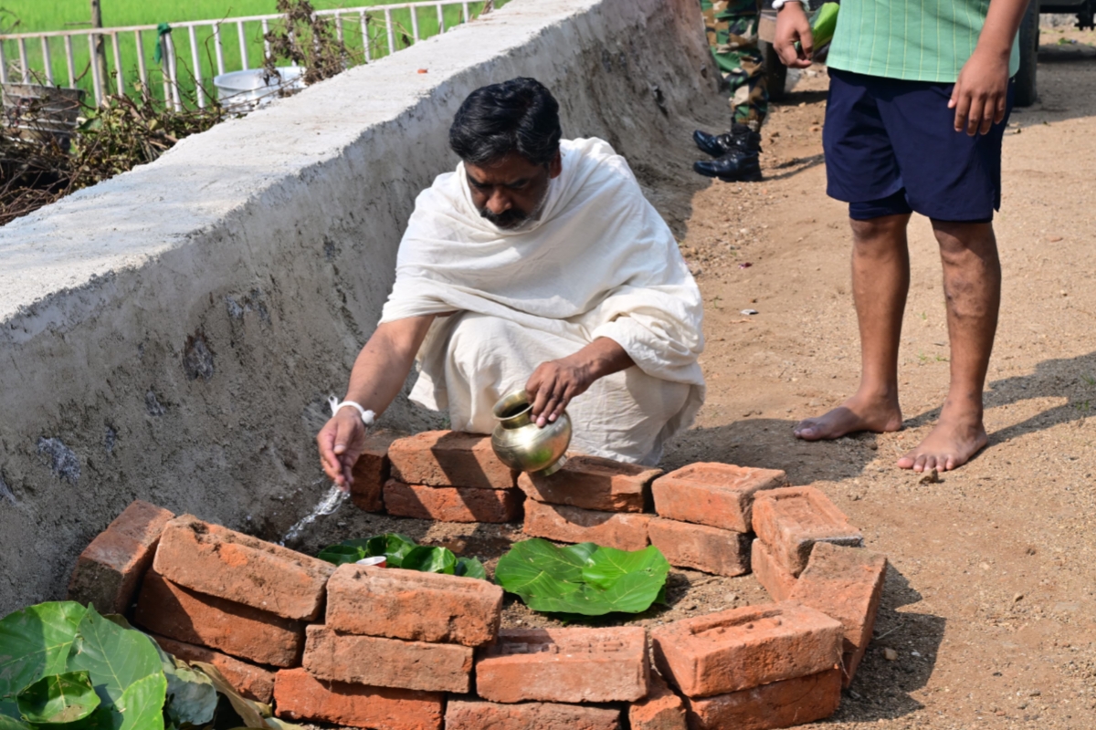chief-minister-hemant-soren-performs-shradh