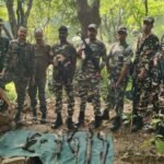 कभी माओवादियों का गढ़ रहे बूढ़ा पहाड़ के पास जंगल से मिले दो गैस सिलेंडर two-gas-cylinders-found-forest-near