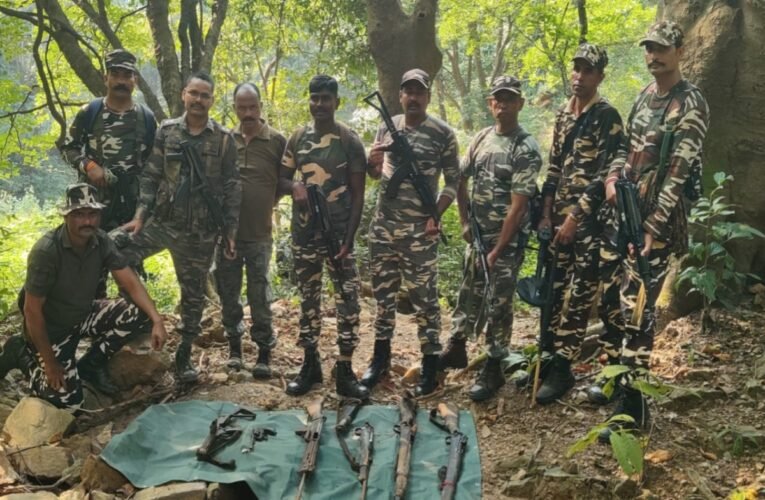 कभी माओवादियों का गढ़ रहे बूढ़ा पहाड़ के पास जंगल से मिले दो गैस सिलेंडर