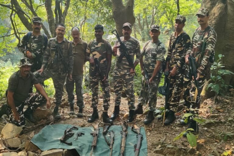 कभी माओवादियों का गढ़ रहे बूढ़ा पहाड़ के पास जंगल से मिले दो गैस सिलेंडर