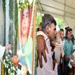 मां के श्राद्धकर्म के बीच नेमरा में जनता की फरियाद सुन रहे मुख्यमंत्री (Hemant Soren) हेमंत सोरेन chief-minister-hemant-soren-listening-public