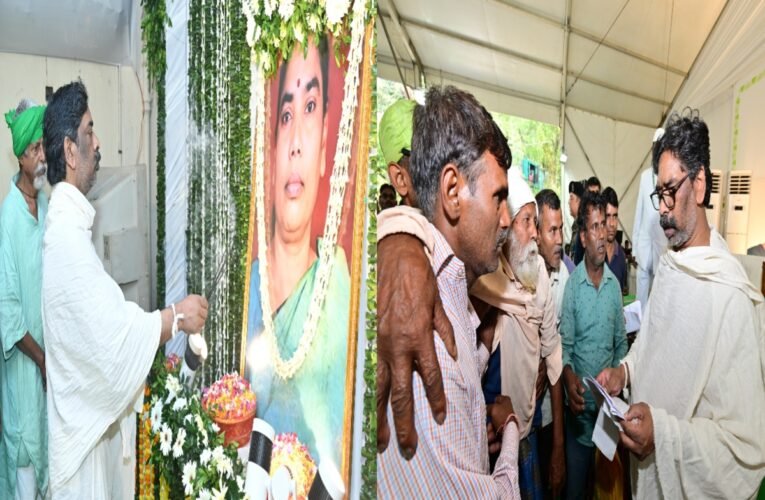 chief-minister-hemant-soren-listening-public