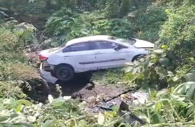 bokaro-car-falls-gorge-save-toto