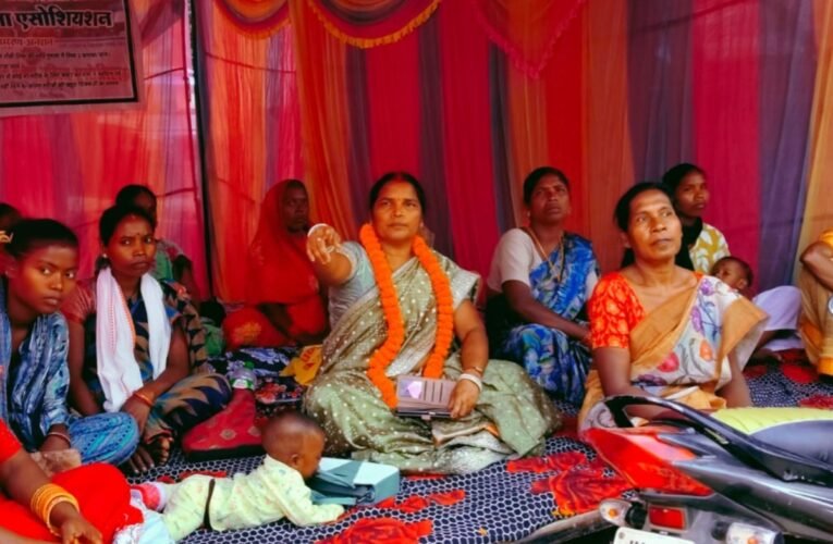 mahila-sangathans-fast-against-gumla-sadar