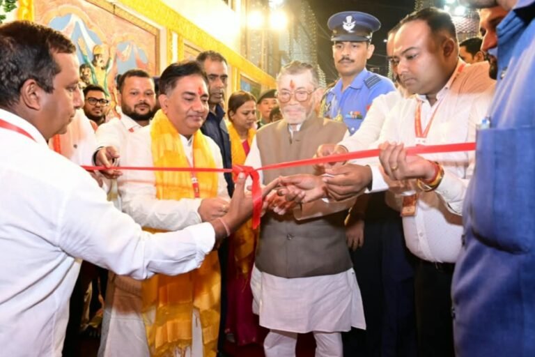 राज्यपाल संतोष गंगवार ने रांची में दो दुर्गा पूजा पंडालों का किया उद्घाटन, राज्य की सुख-समृद्धि की कामना