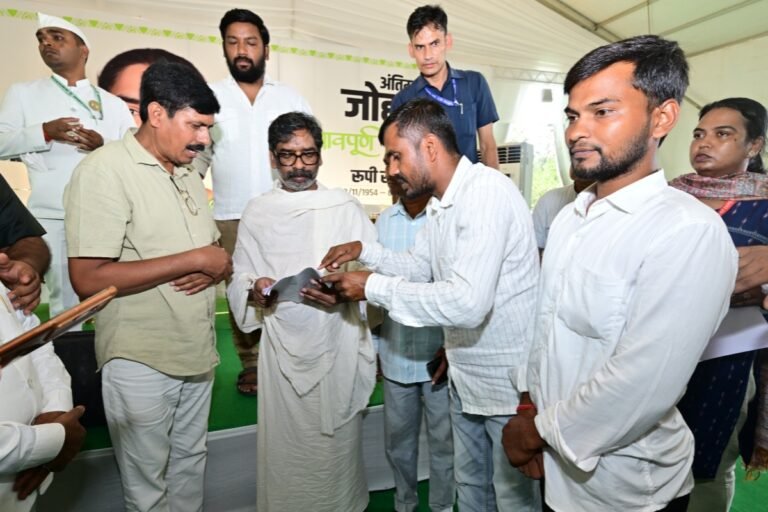 मातृशोक के बीच भी जनसेवा में जुटे रहे हेमंत सोरेन, नेमरा में सुनीं लोगों की समस्याएं