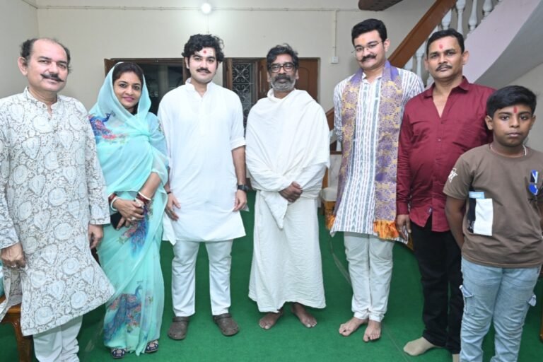 हेमंत सोरेन से मिले सांसद, विधायक और जशपुर राजपरिवार के सदस्य, दिवंगत रूपी सोरेन को दी श्रद्धांजलि