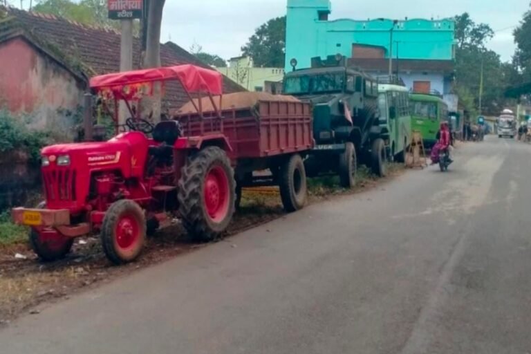 पश्चिमी सिंहभूम में अवैध बालू ढुलाई पर बवाल, कुदाहातु चौक पर आमने-सामने आए दो गुट; Police ने संभाला मोर्चा