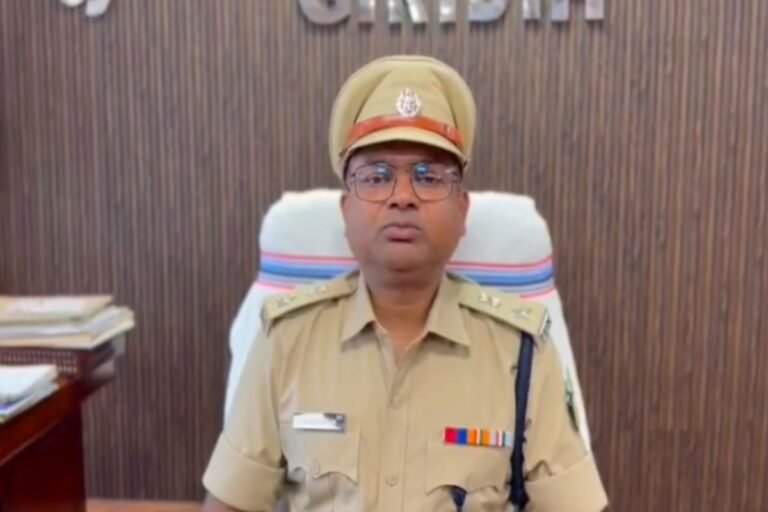 Giridih : शांतिपूर्ण माहौल में दुर्गा पूजा मनाएं, अफवाहों से बचें : एसपी डॉ. बिमल कुमार