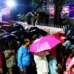 कोलकाता के चोरबगान दुर्गा पूजा पंडाल में भगदड़ जैसी स्थिति, 15 लोग घायल, भारी भीड़ और तेज बारिश के बीच मची अफरातफरी stampede-like-situation-chorbagan-durga-puja