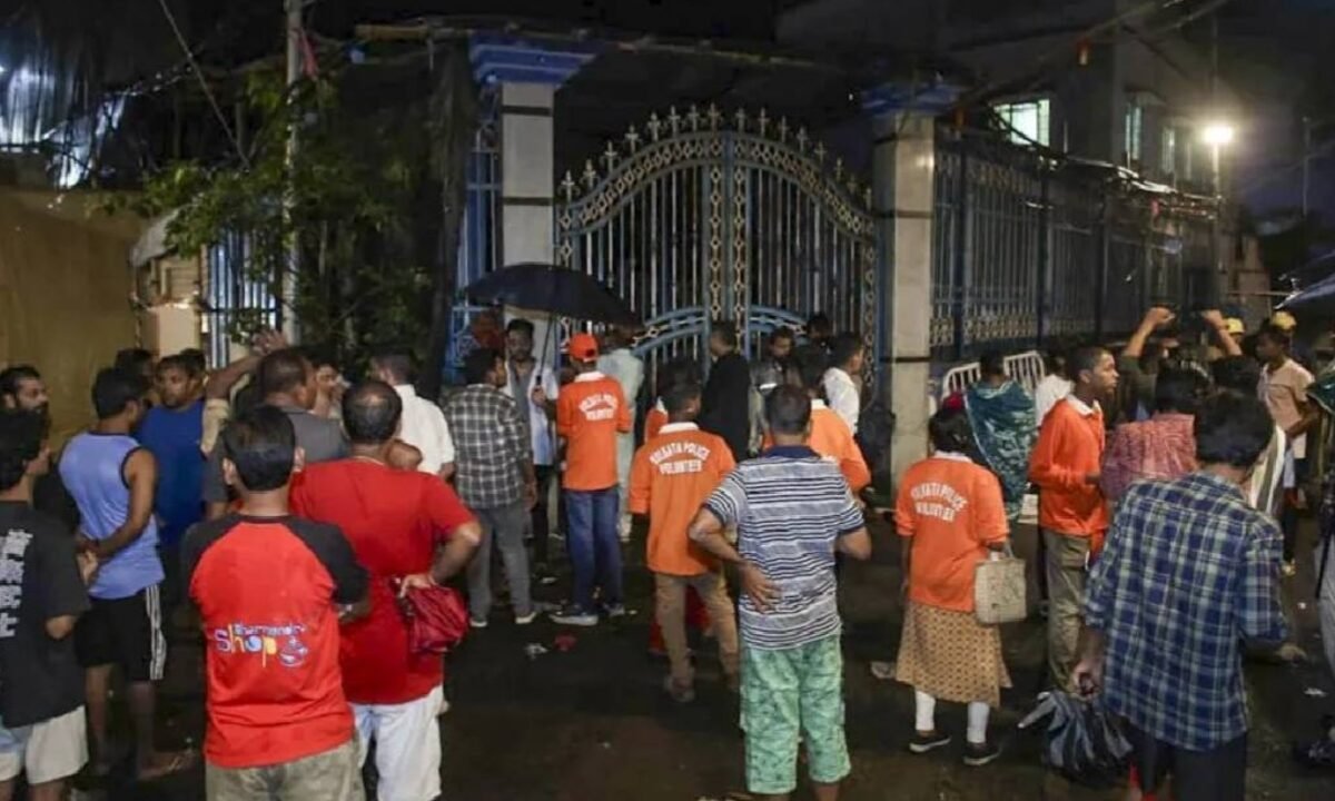कोलकाता के चोरबागान दुर्गा पूजा पंडाल हादसे में 19 की मौत, 12 लोग हिरासत में; जांच तेज