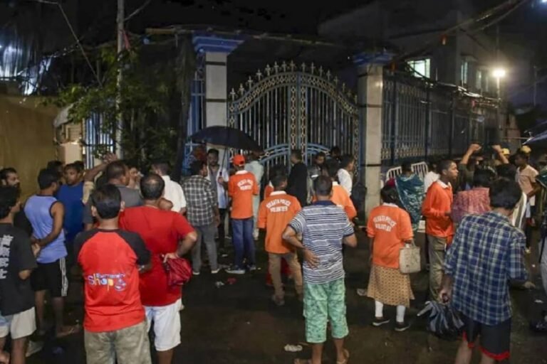 कोलकाता के चोरबागान दुर्गा पूजा पंडाल हादसे में 19 की मौत, 12 लोग हिरासत में; जांच तेज