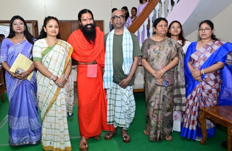 baba-ramdev-pays-tribute-late-rupi