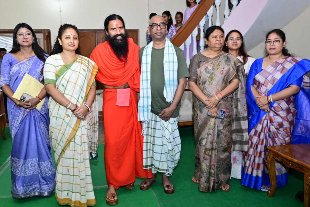baba-ramdev-pays-tribute-late-rupi
