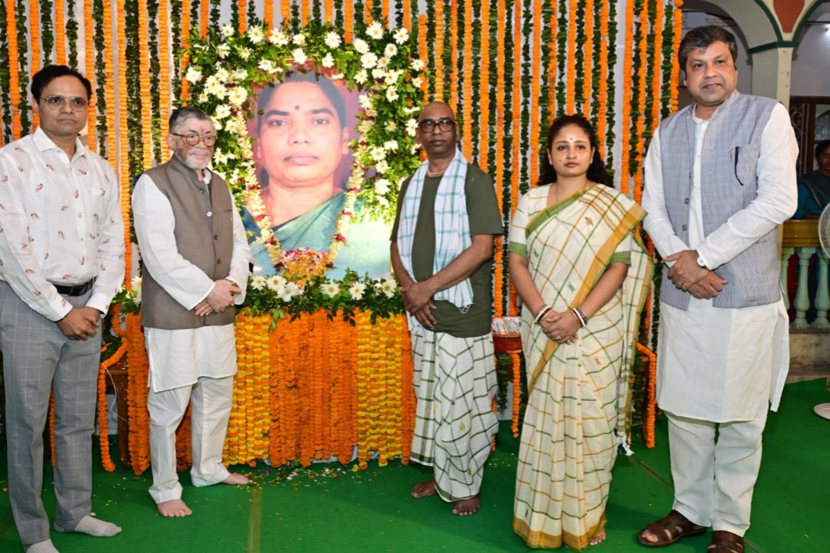 governor-santosh-gangwar-pays-tribute-rupi