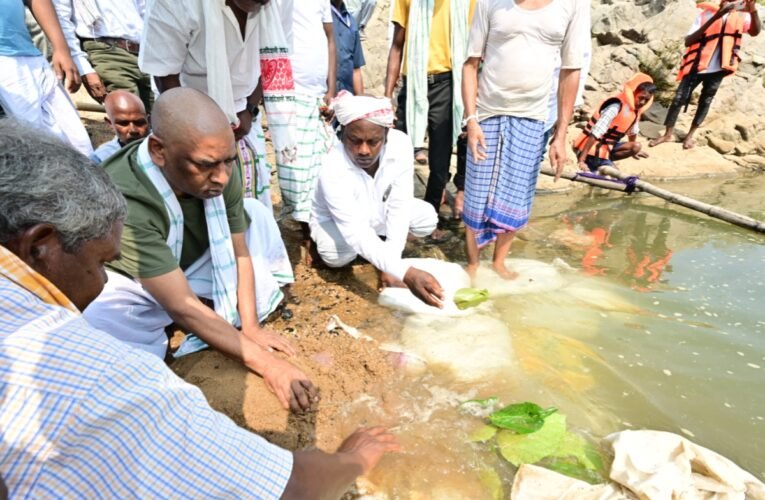 मुख्यमंत्री हेमंत सोरेन ने रजरप्पा में माता रूपी सोरेन की अस्थियां कीं विसर्जित, नम आंखों से दी विदाई