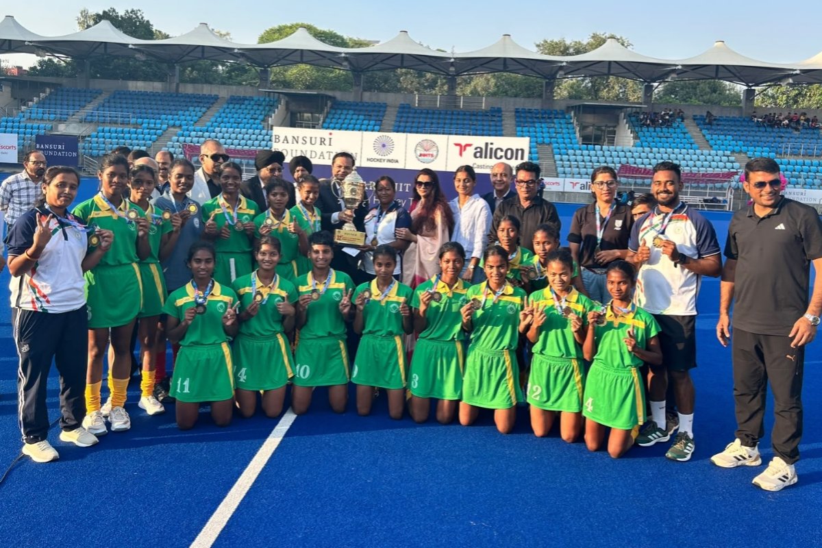 sister-emma-gives-national-championship-gift