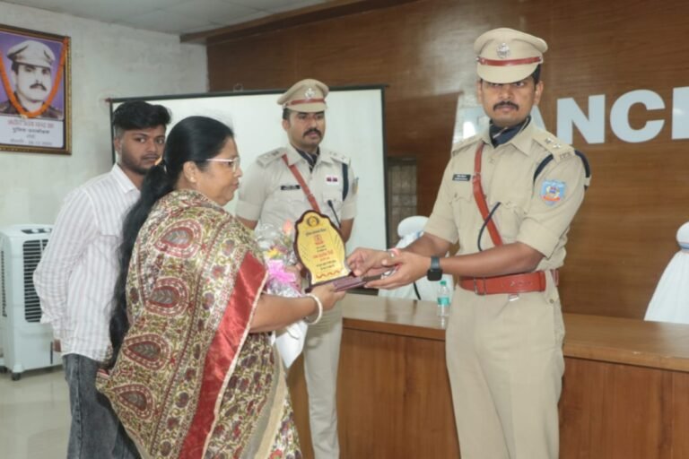 शहीद संस्मरण दिवस पर शहीद पुलिसकर्मियों को श्रद्धांजलि, परिजनों को किया सम्मानित
