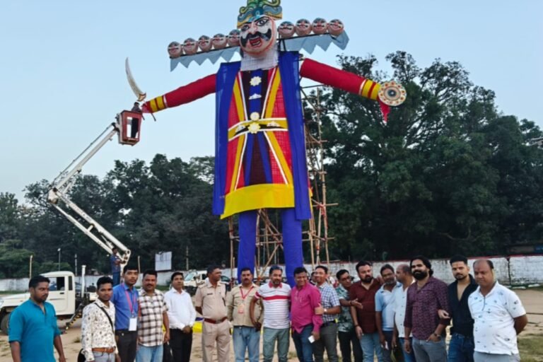 रावण के हाथ में तलवार या चक्रनुमा ढाल? सिमडेगा में रावण दहन के बाद छिड़ी चर्चा