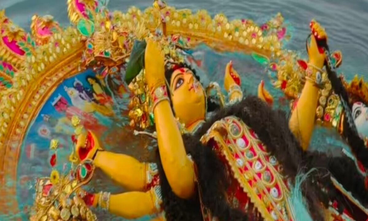 maa-durga-bids-farewell-wet-eyes