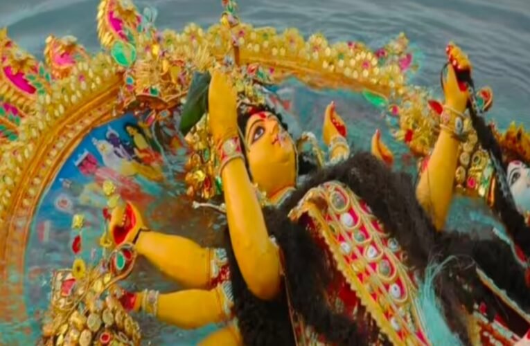maa-durga-bids-farewell-wet-eyes