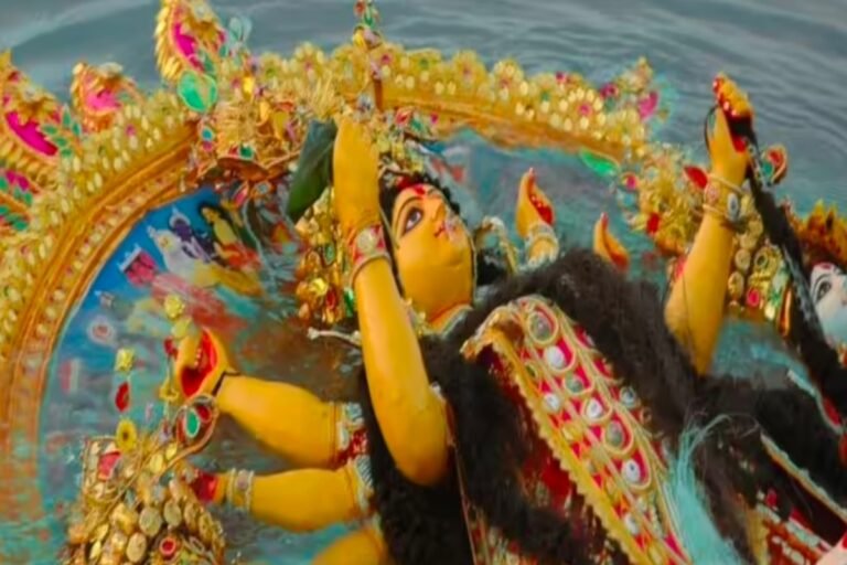रांची में नम आंखों से मां दुर्गा को विदाई, बड़ा तालाब में प्रतिमा विसर्जन शुरू
