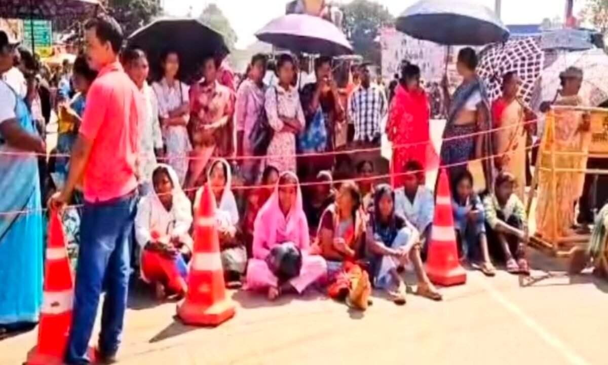 update-people-throng-bhagat-singh-chowk