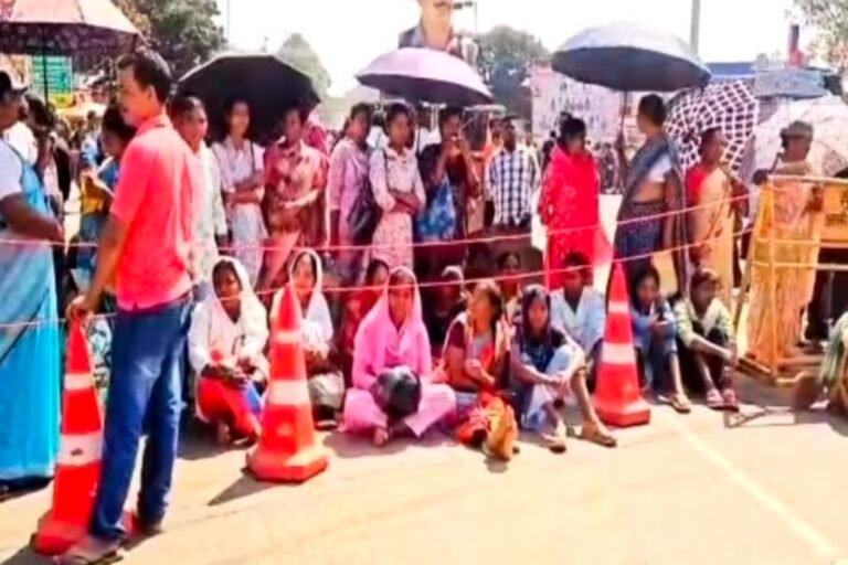 Update : फादर बेनेदिक बारला पर गोलीबारी के विरोध में खूंटी में उबाल, भगत सिंह चौक जाम कर सड़क पर उतरे लोग