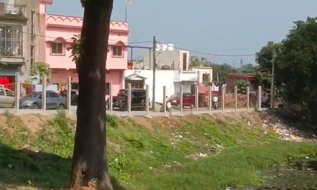 jamshedpur-protest-against-road-blockade-near