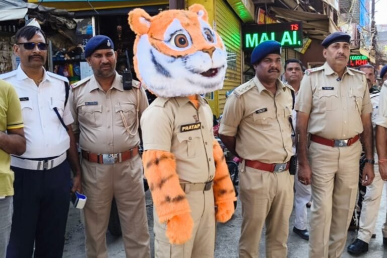 मस्कट ‘प्रताप’ ने कांटाटोली चौक पर लोगों को किया यातायात नियमों के प्रति जागरूक