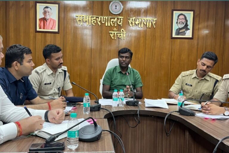 छठ घाटों पर तैनात होंगे गोताखोर, बांस से होगी बैरिकेडिंग, सुरक्षा को लेकर रांची डीसी ने दिए निर्देश