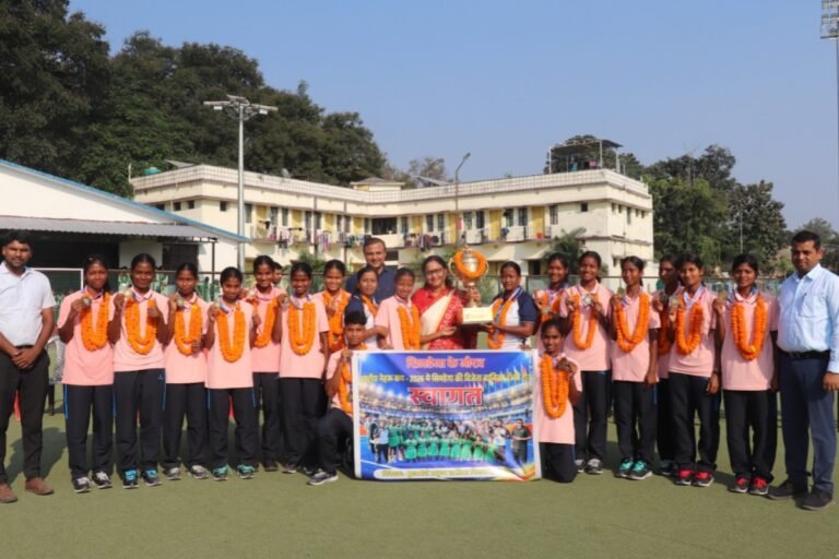 नेहरू हॉकी चैंपियनशिप जीतकर सिमडेगा लौटीं खिलाड़ी, भव्य स्वागत