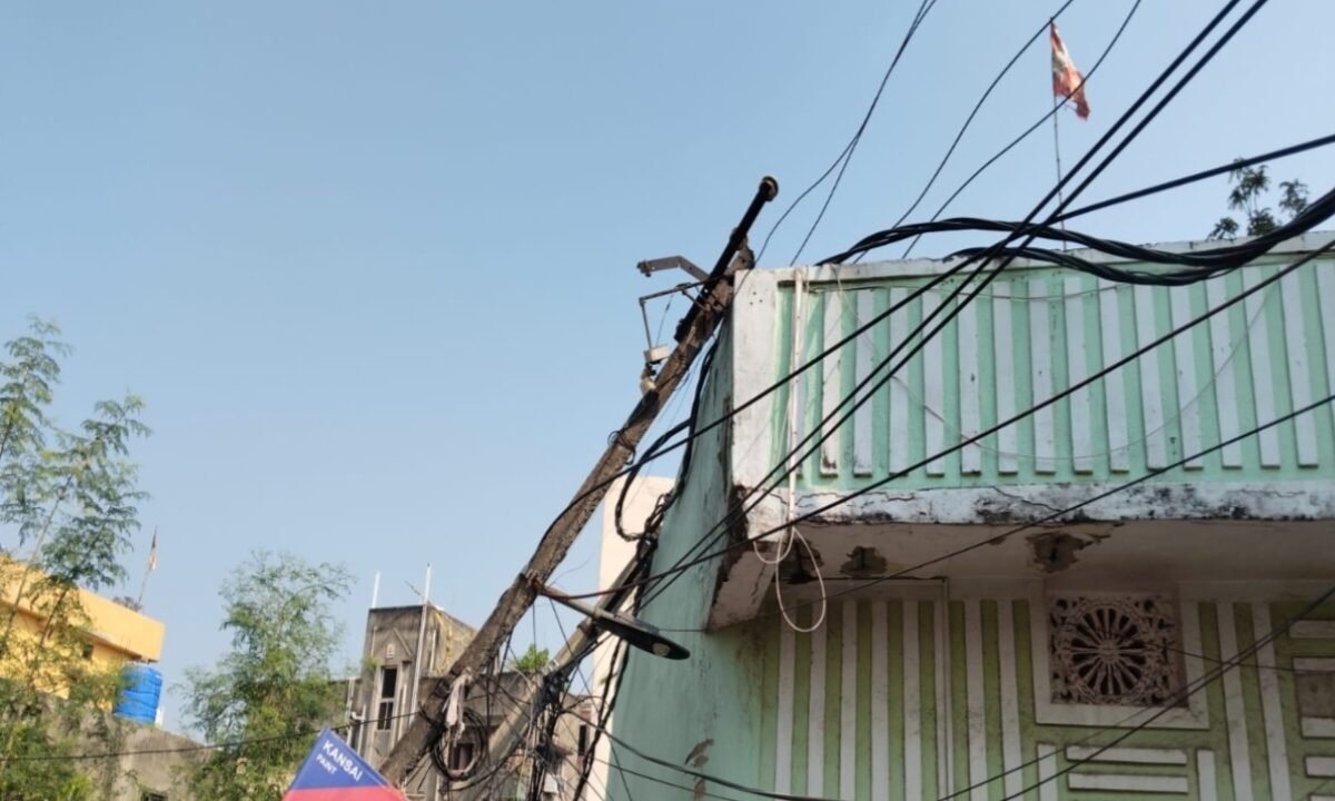 two-electric-poles-collide-haiwa-mango