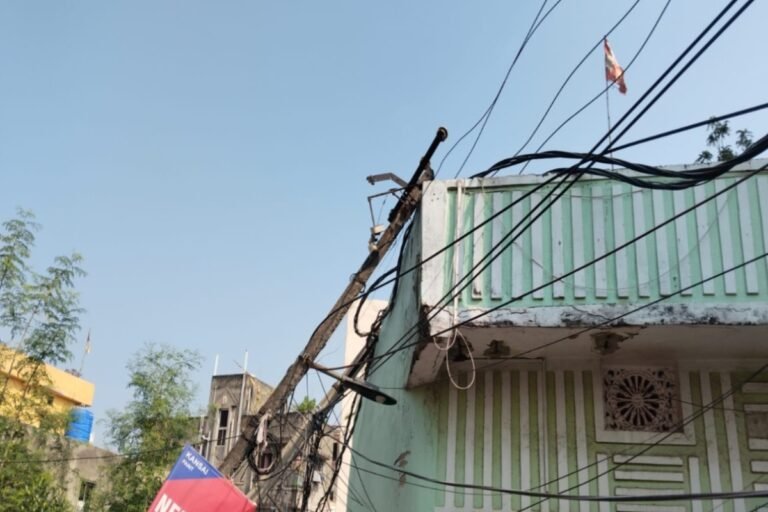 मौत के साये में पढ़ रहे नौनिहाल! सरकारी स्कूल का एक कमरा बना कबाड़खाना